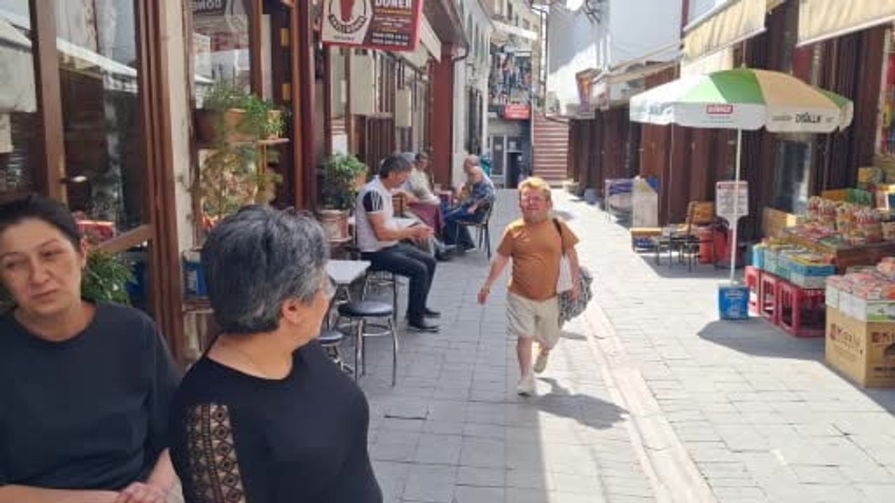 Niksar'da yaşayan 1 metre 20 santimetre boyundaki Atilla İlter ilçenin neşe kaynağı oldu