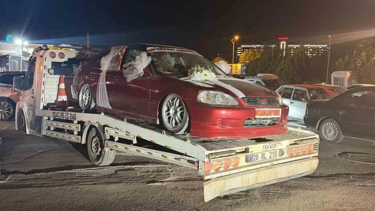 Nişan arabası süsleri bozulmasın diye çekiciyle tören salonuna götürüldü