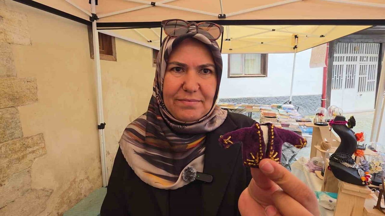 Nuray Taşkıran ipek kozalarla mor cepken geleneğini yaşatıyor