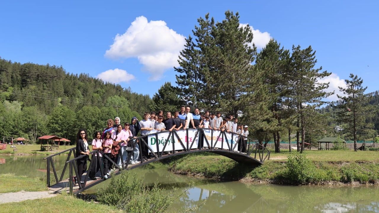 Öğrenciler 450 metre yükseklikteki cam seyir terası ve kanyonu gezdi