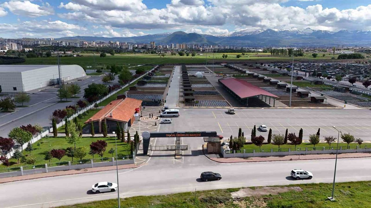 Öğrenciler Doğal Ürünler Bahçesi'nde uygulamalı eğitim aldı