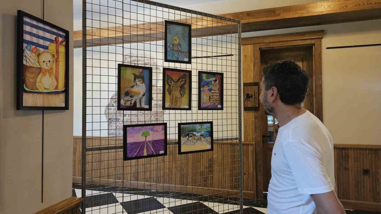 Öğrenciler hayallerini tuvale yansıttı: Murat Kantarcı Bilim ve Sanat Merkezi'nin renk ve iz resim sergisi