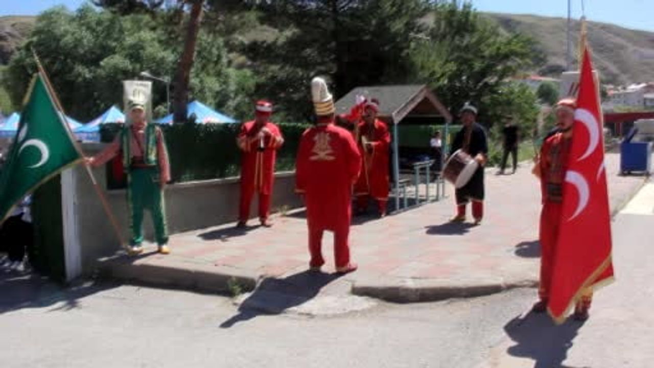 Öğrenciler sene sonu şenliğinde güle oynaya okula veda etti