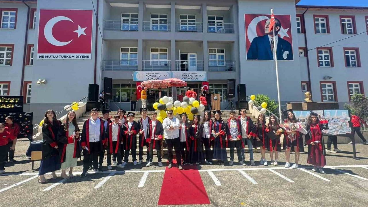 Öğrencilerin mezuniyet sevinci
