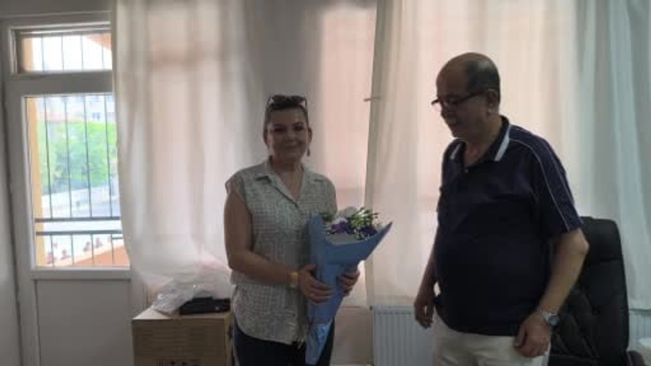 Öğrencilerinden helallik alarak emekliye ayrılan 38 yıllık öğretmene alkışlı veda