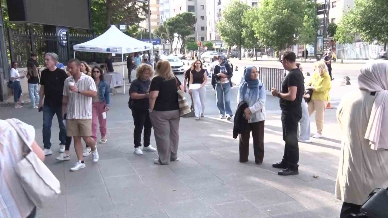 Okul önlerinde heyecanlı YKS bekleyişi başladı