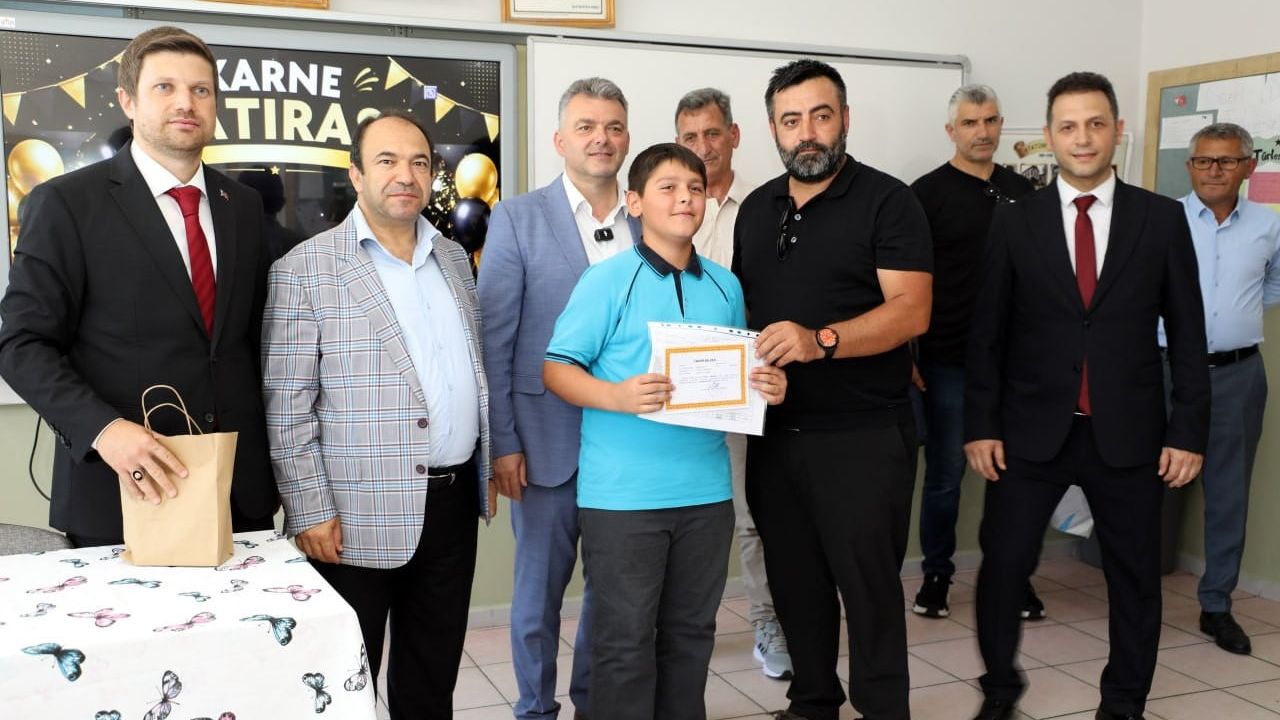 Okullarda son zil çaldı: Karasu'da 12 bin 74 öğrenci karne aldı