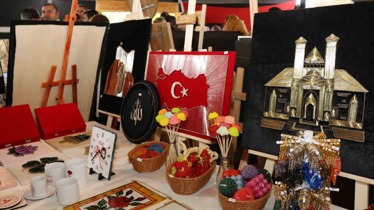 Oltu’da Halk Eğitimi kursiyerlerinin yıl sonu sergisi açıldı