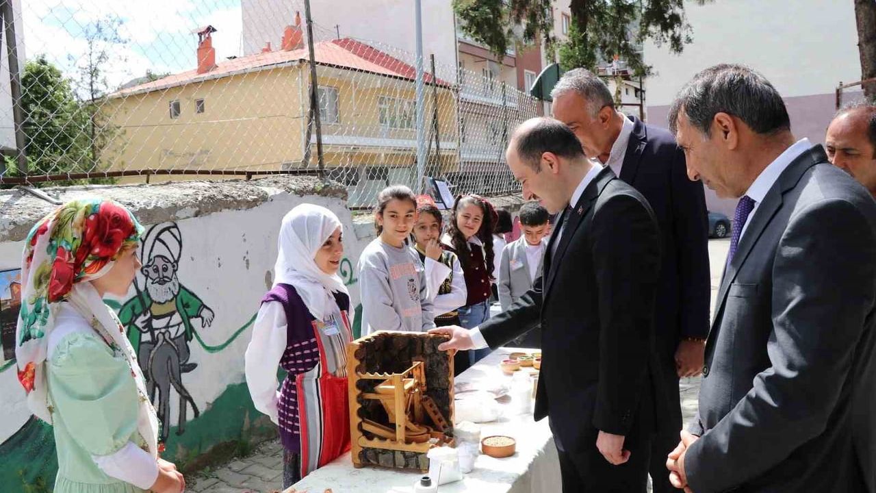 Oltu'da Karabekir İlkokulu Bilim Şenliği: 44 Proje Sergilendi