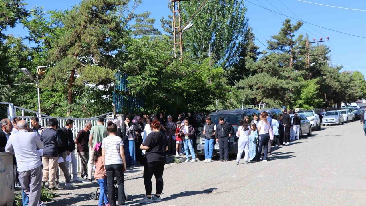 Oltu’da LGS sınavında merkezini karıştıran öğrenci son anda yetiştirildi