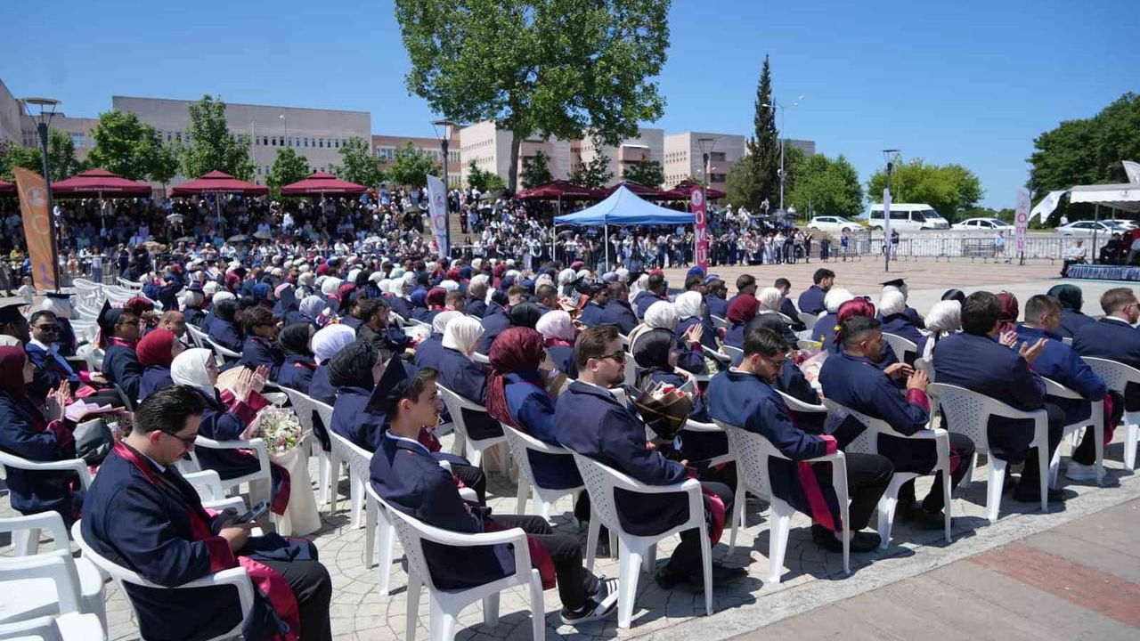 OMÜ İlahiyat Fakültesi 40. Dönem Mezuniyeti: 320 Öğrenci Diplomalarını Aldı