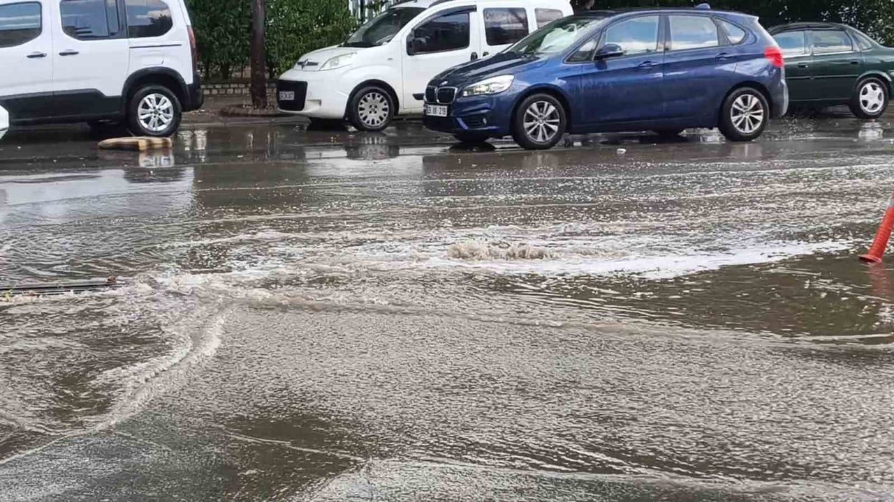 On dakika yağdı, yollar göle döndü