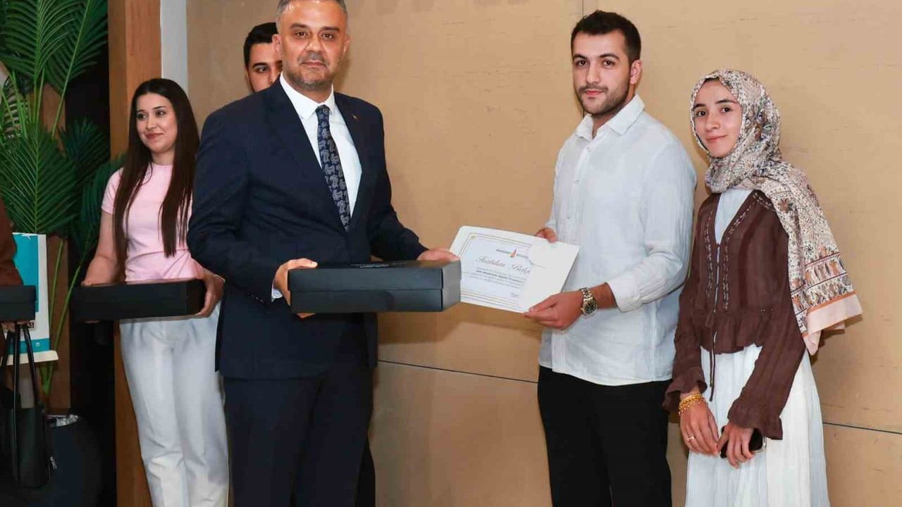Onikişubat Belediyesi evlilik okulunun ilk mezunları sertifikalarını aldı