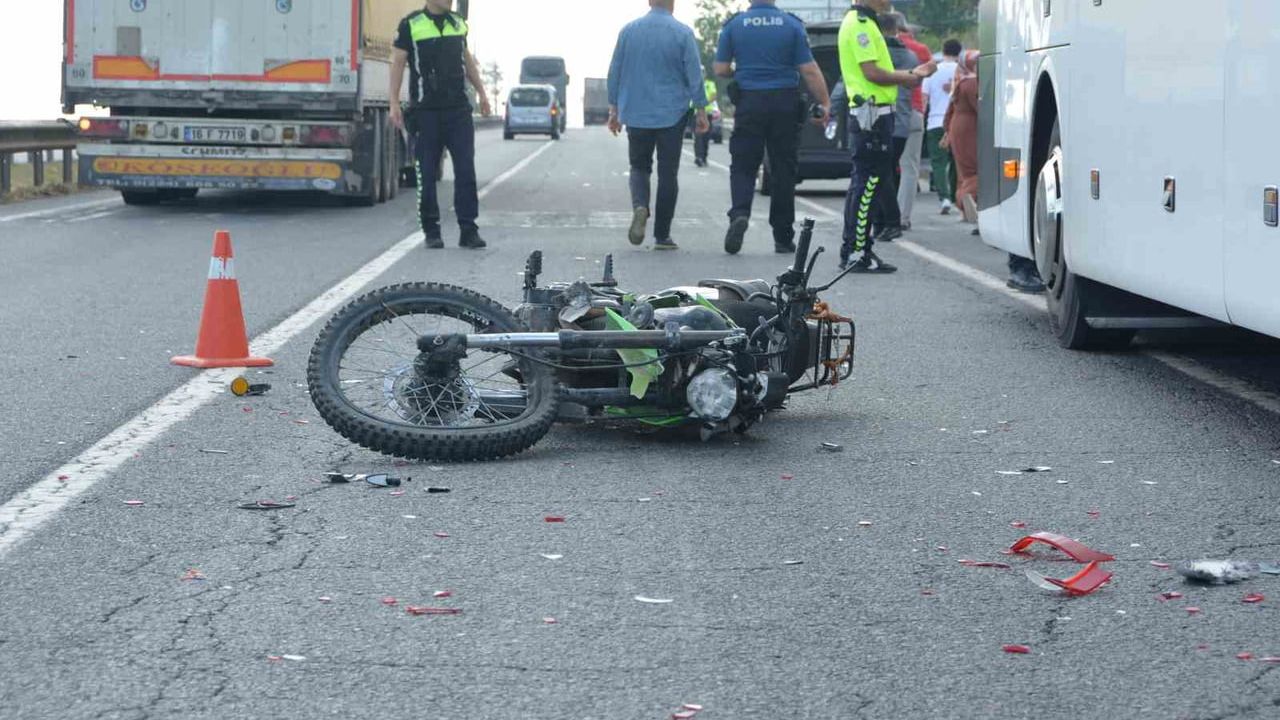 Ordu'da arızalı otobüse çarpan motosiklet sürücüsü, otomobilin çarpması sonrası hayatını kaybetti