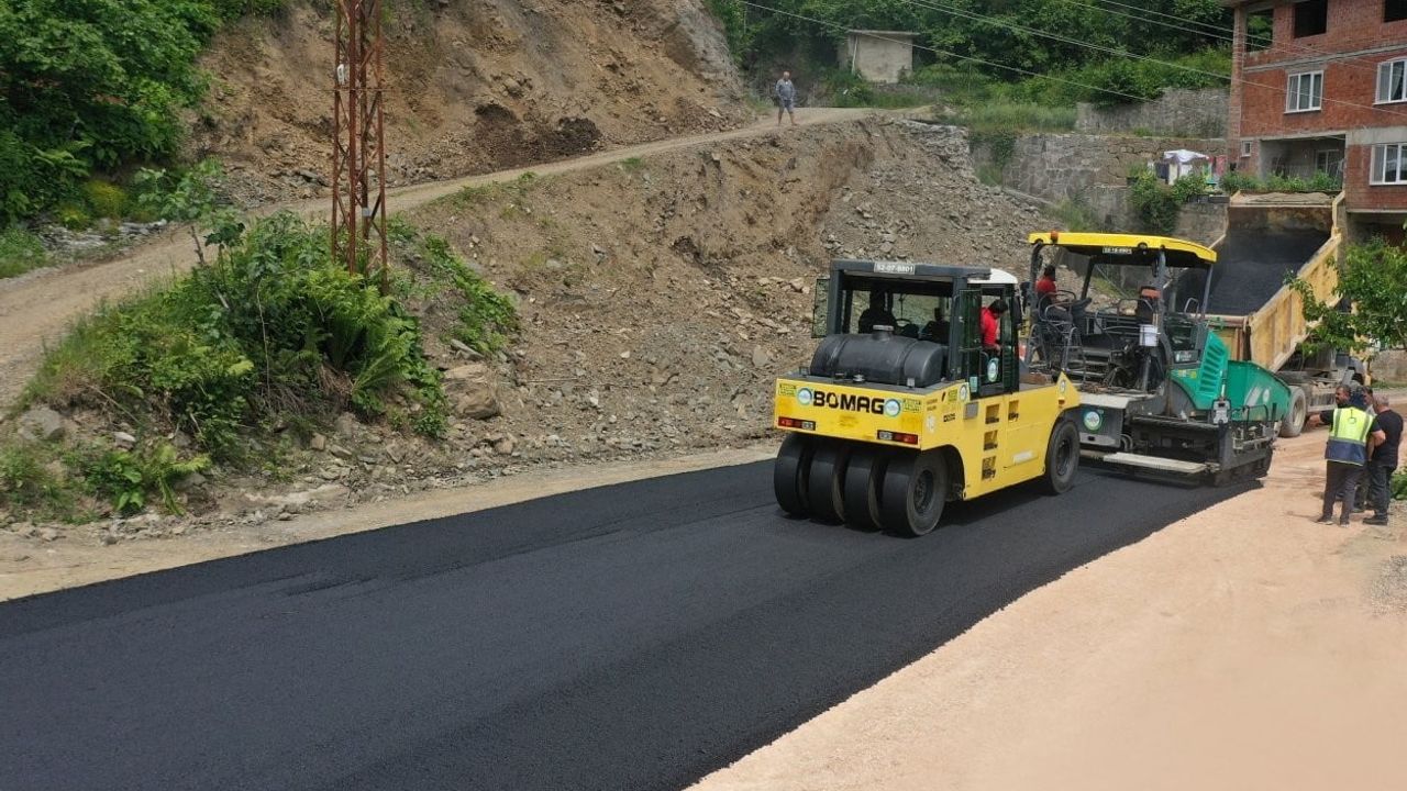 Ordu'da kırsal mahallelerde 4,1 kilometrelik sıcak asfalt çalışması
