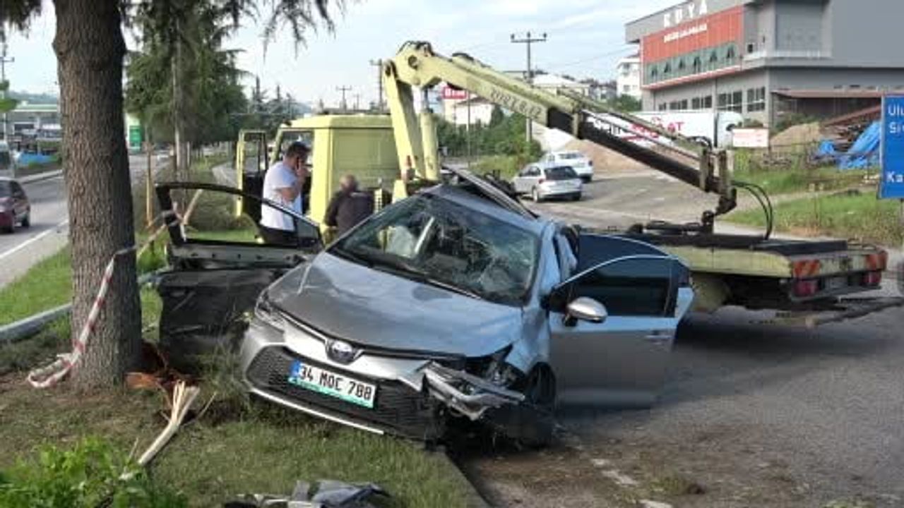 Ordu’da kontrolden çıkan otomobil ağaç ve aydınlatma direğini devirdi: 4 yaralı