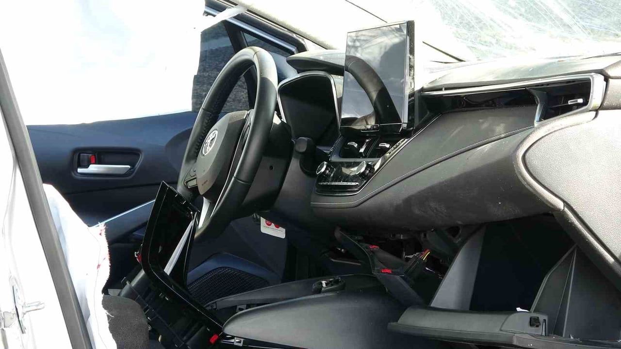 Ordu'da otomobil refüje çıkarak ağaç ve aydınlatma direğini devirdi: 4 yaralı
