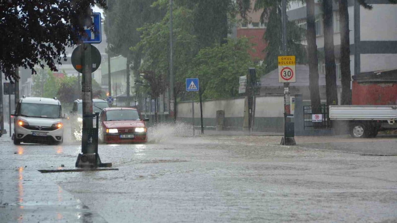 Ordu’da sağanak nedeniyle ev ve iş yerlerini su bastı, istinat duvarı çöktü