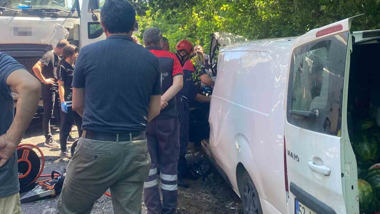 Ordu'da Ünye-Çaybaşı yolunda çöp kamyonu ile ticari aracın çarpışması: 1 yaralı