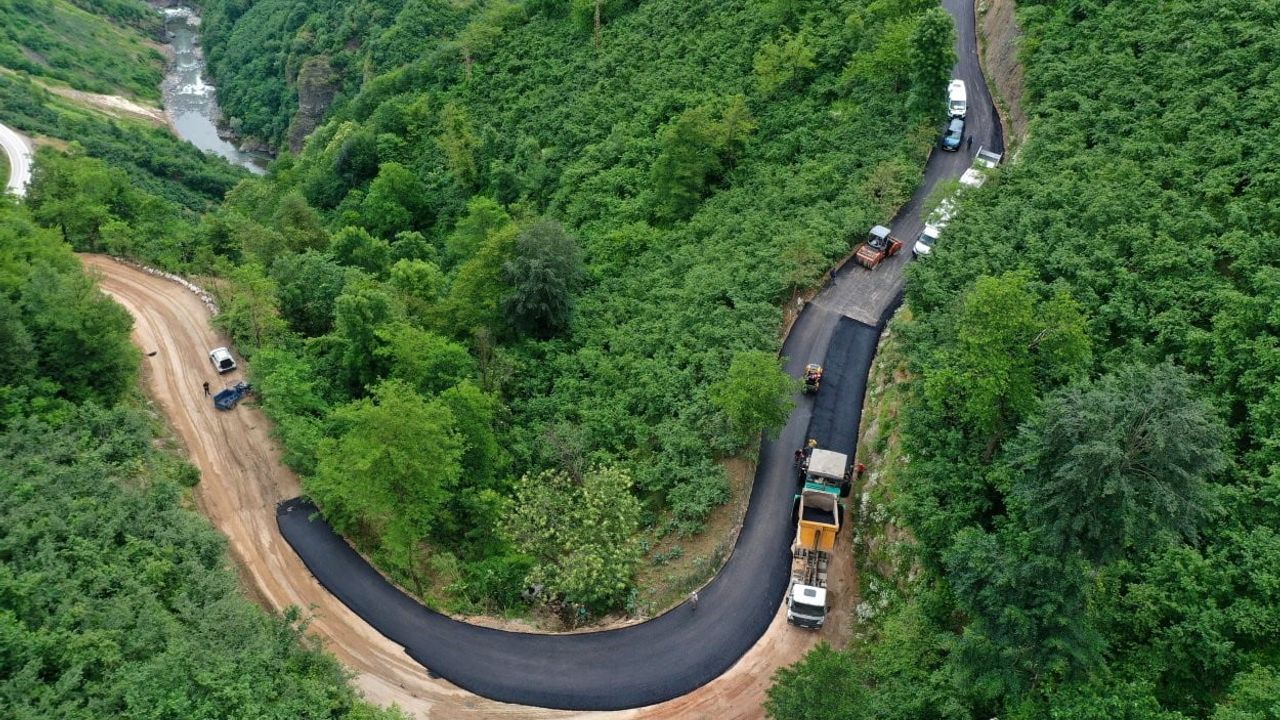 Ordu'nun kırsalında sıcak asfalt çalışmaları