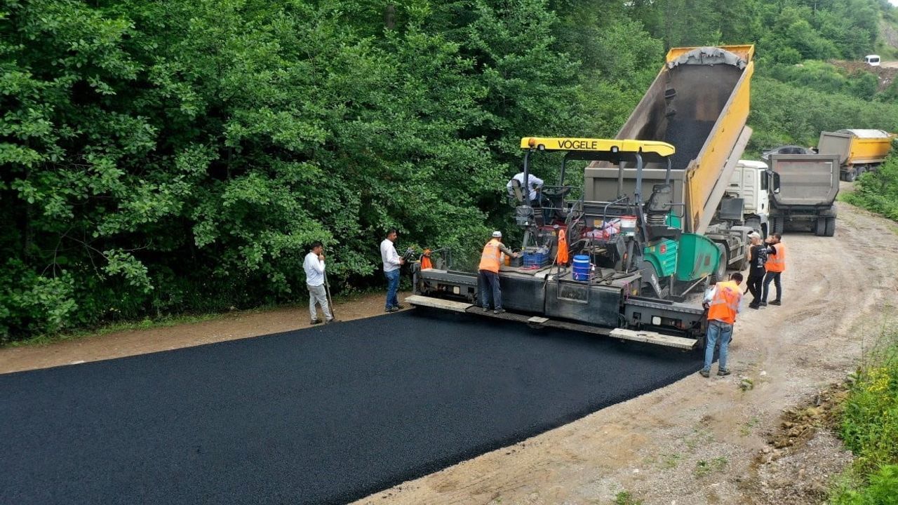 Ordu'nun kırsalında sıcak asfalt çalışmaları sürüyor