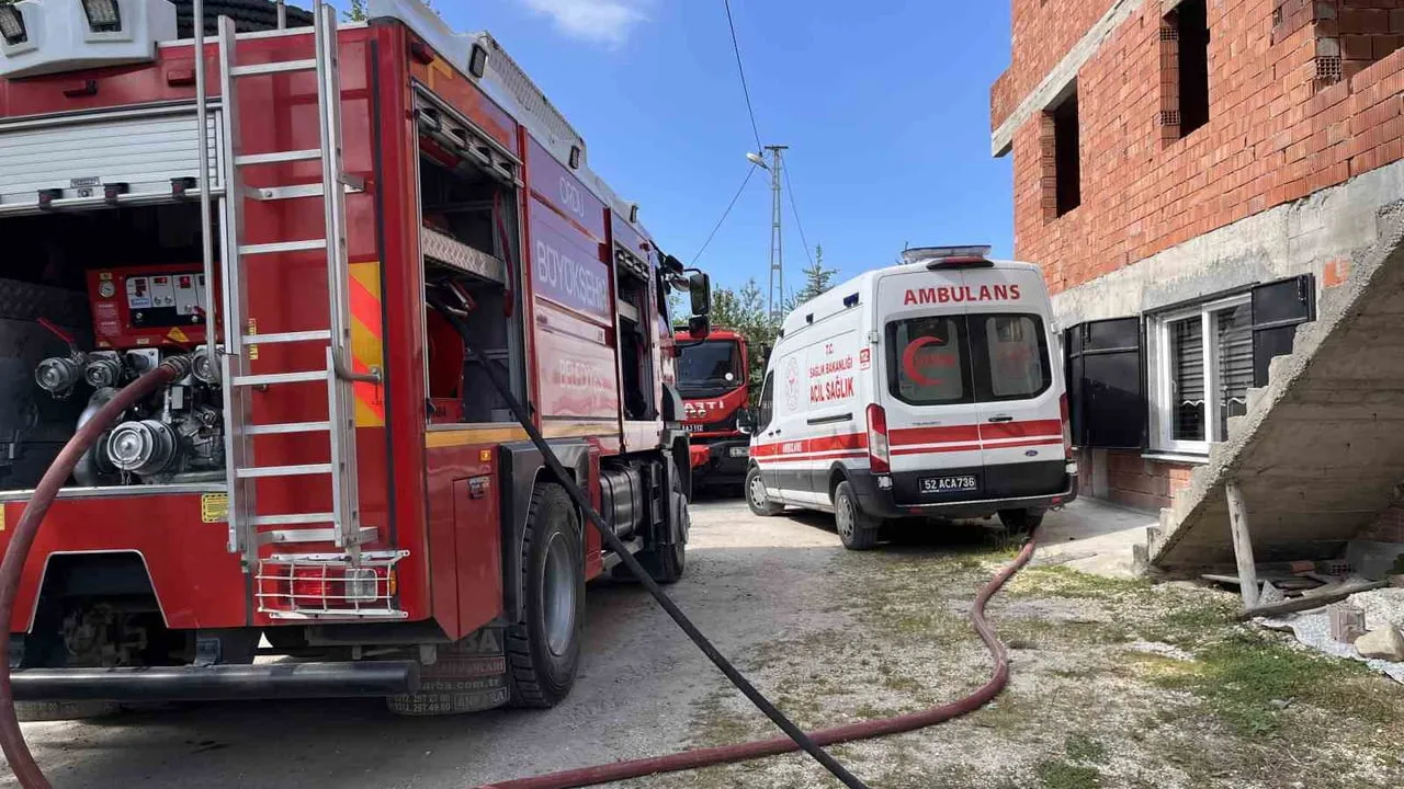 Ordu'nun Kumru ilçesinde samanlık yangını kontrol altına alındı