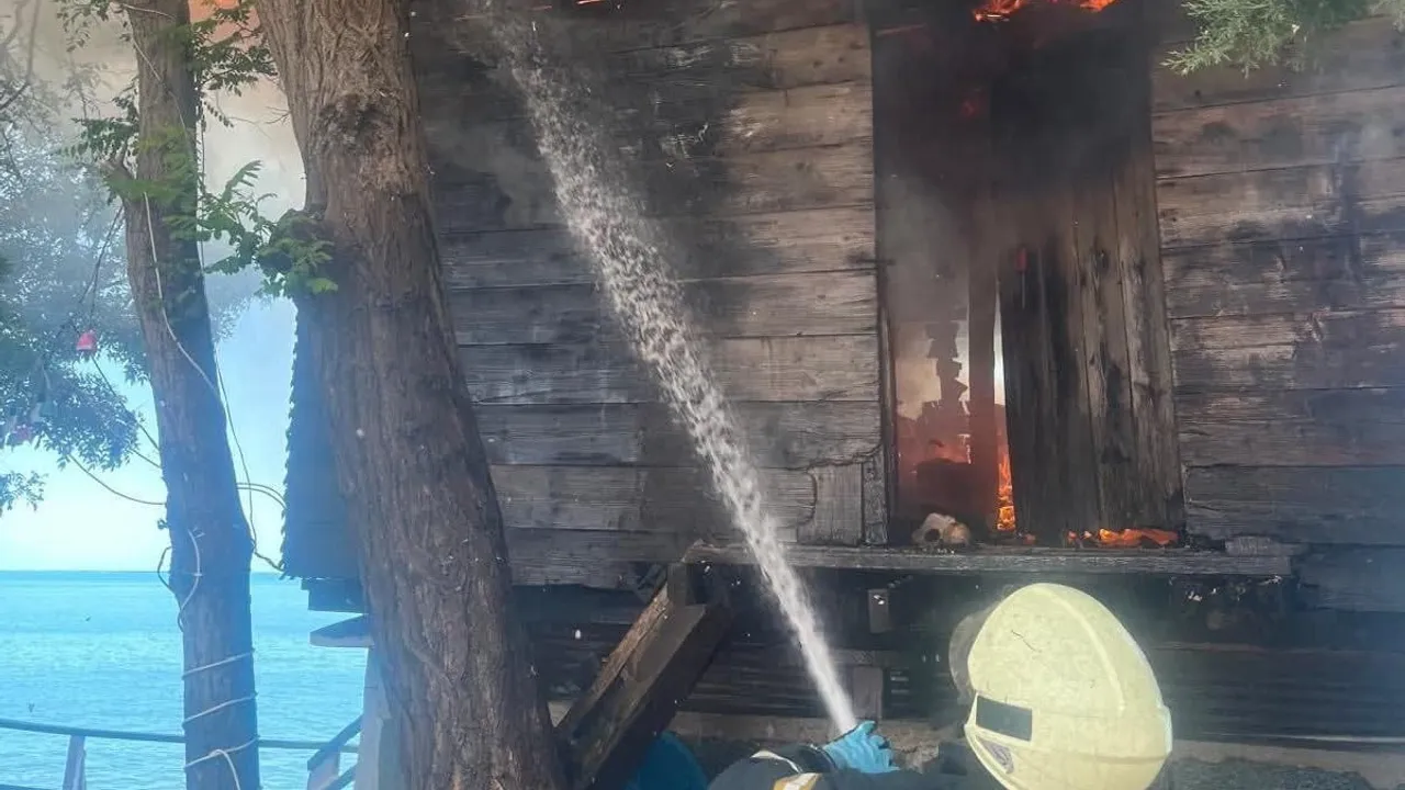 Ordu Perşembe'de kafe eklentisinde çıkan yangın itfaiye tarafından söndürüldü