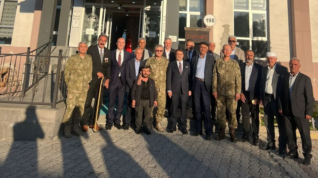 Orgeneral Metin Tokel Yüksekova'da esnaf ve Şehit Aileleri Derneği'ni ziyaret etti