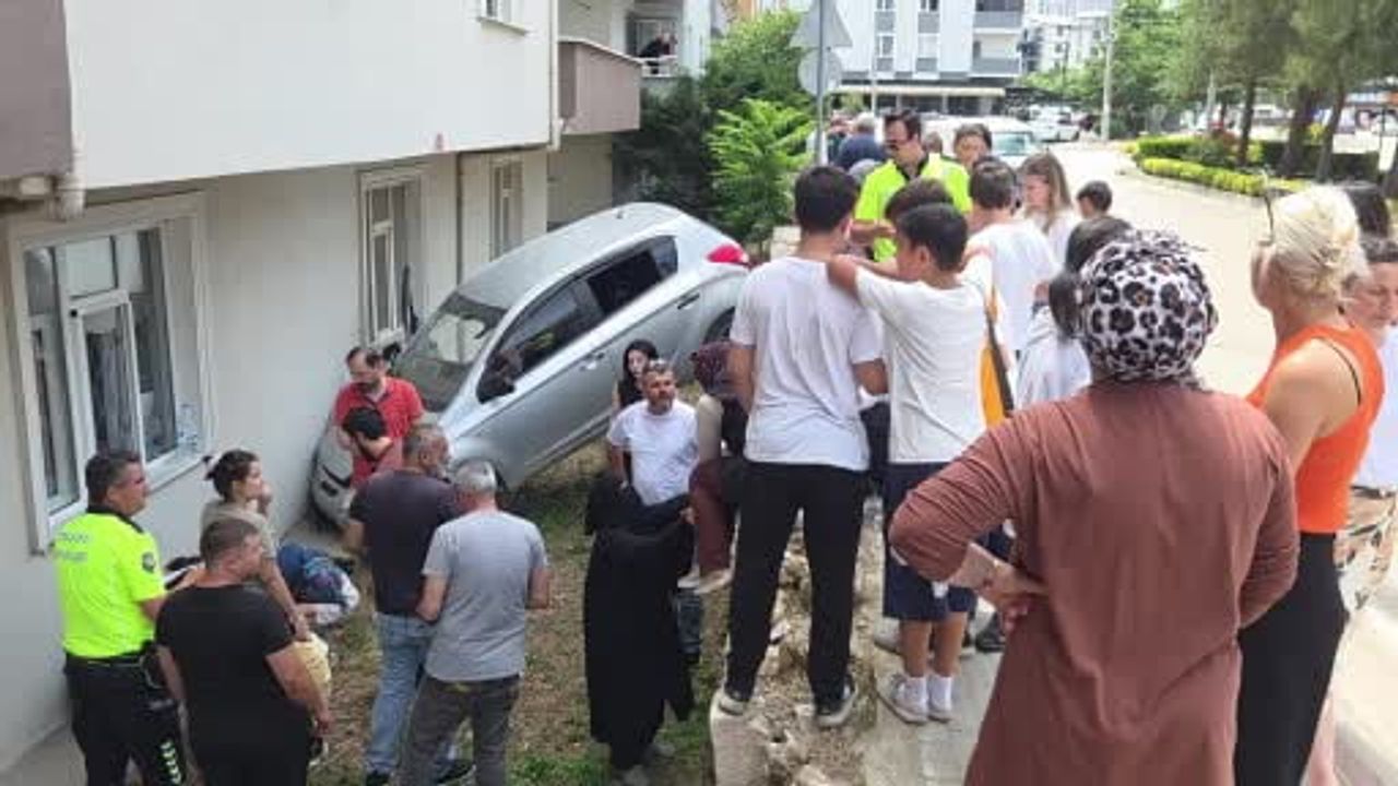 Orhangazi'de apartman bahçesine uçan otomobilde iki çocuk yaralandı