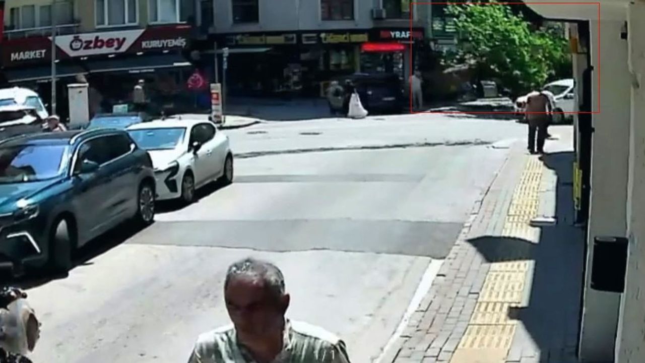 Orhangazi'de Yaklaşık 150 Yıllık Çınar Kökünden Sökülerek Yola Devrildi, Bir Araca Zarar Verdi