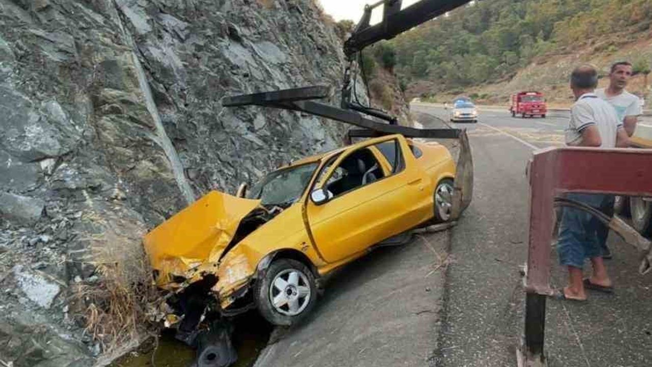 Ortaca'da yol kenarına savrulan otomobil istinat duvarına çarptı, sürücü kurtarıldı
