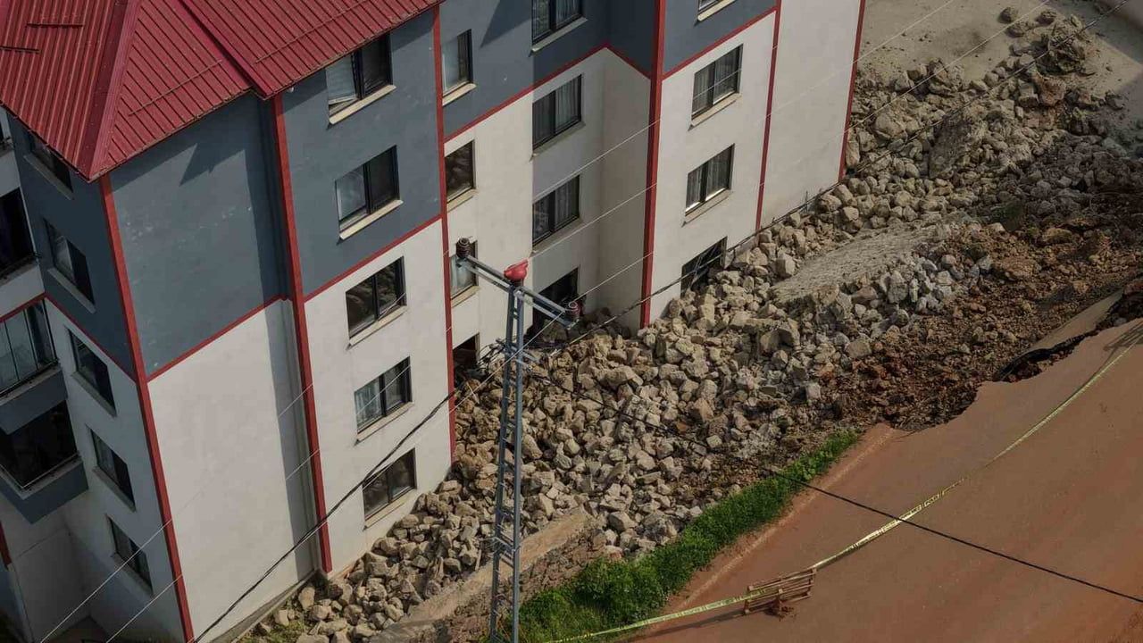 Ortahisar’da istinat duvarı çöktü: 10 saniyeyle kurtarılan çocuk