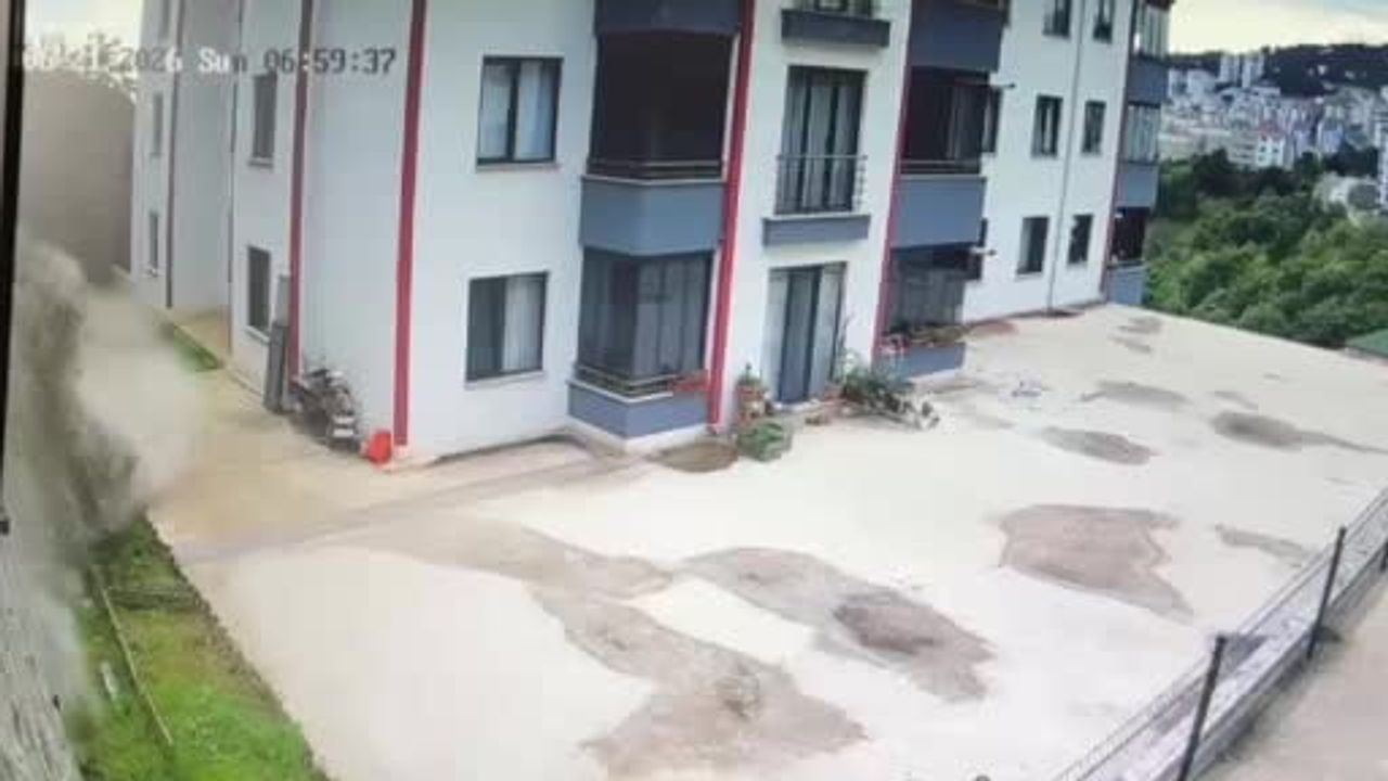 Ortahisar'da istinat duvarı çöktü: iki daireye toprak ve taş doldu