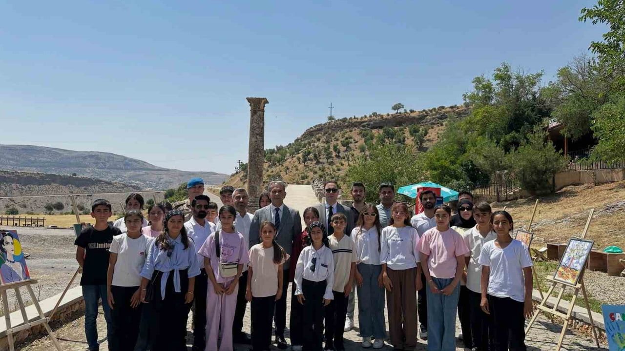 Ortaokul öğrencilerinin yıl sonu resim sergisi Cendere Köprüsü'nde açıldı