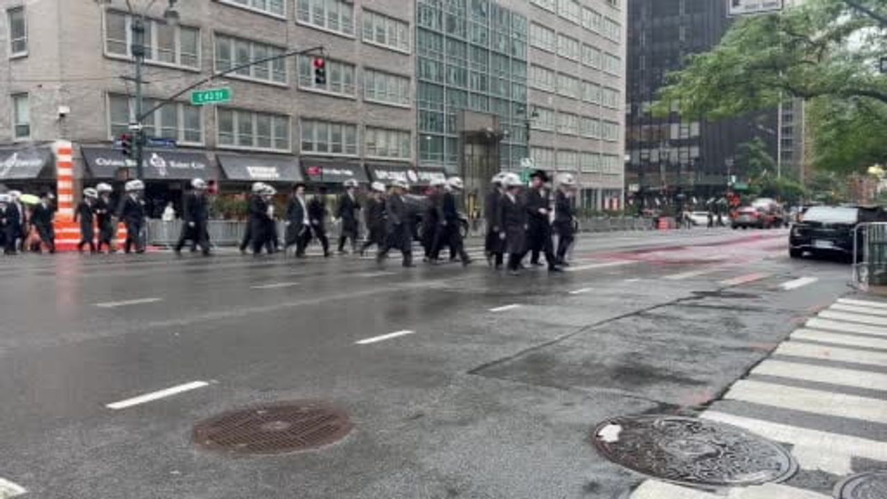 Ortodoks Yahudiler New York’ta İsrail’i ve zorunlu askerliği protesto etti