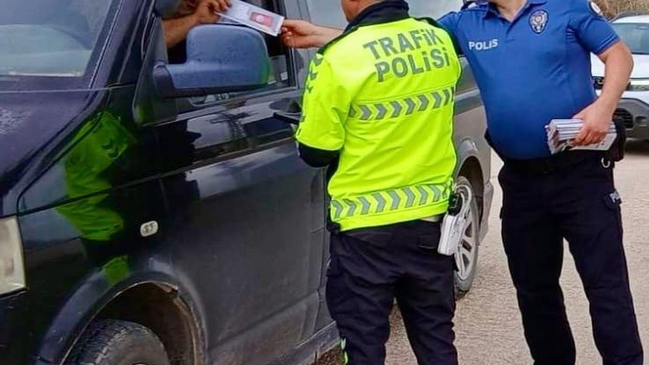 Osmaneli'de polis ekipleri araçları tek tek bilgilendirdi: Dolandırıcılık ve KADES uyarısı