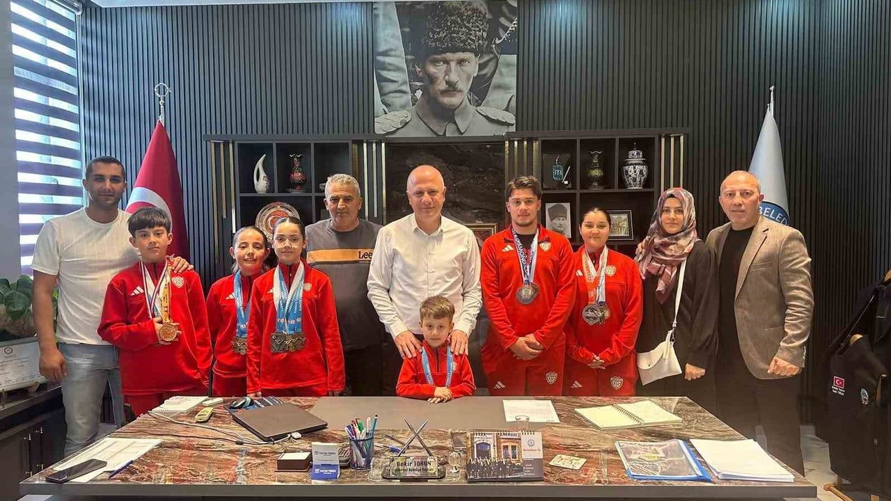 Osmaneli'de Türkiye, Balkan, Avrupa ve Dünya çapında başarı gösteren sporcular Başkan Torun'u ziyaret etti