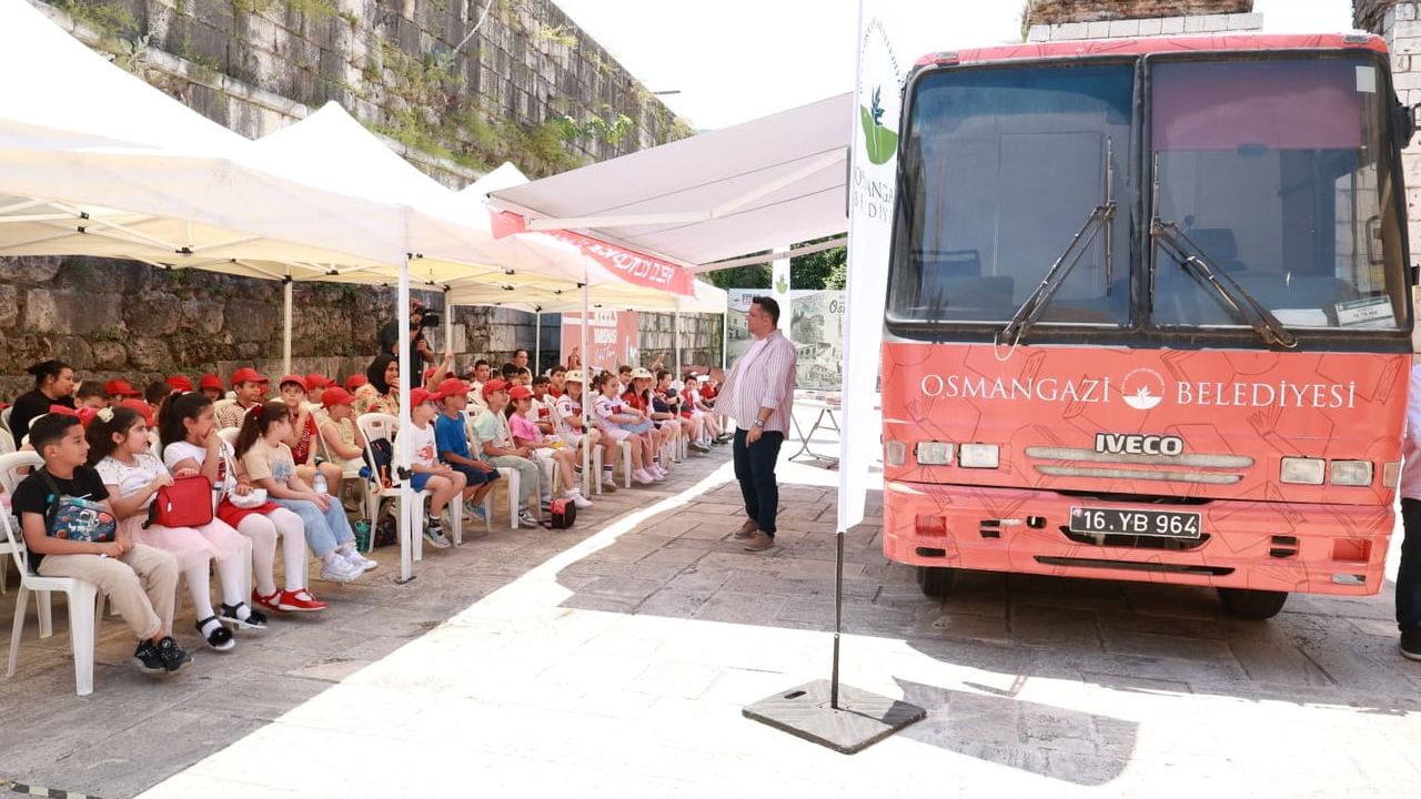 Osmangazi Belediyesi çocuklara kitap ve tarih sevgisi aşılıyor