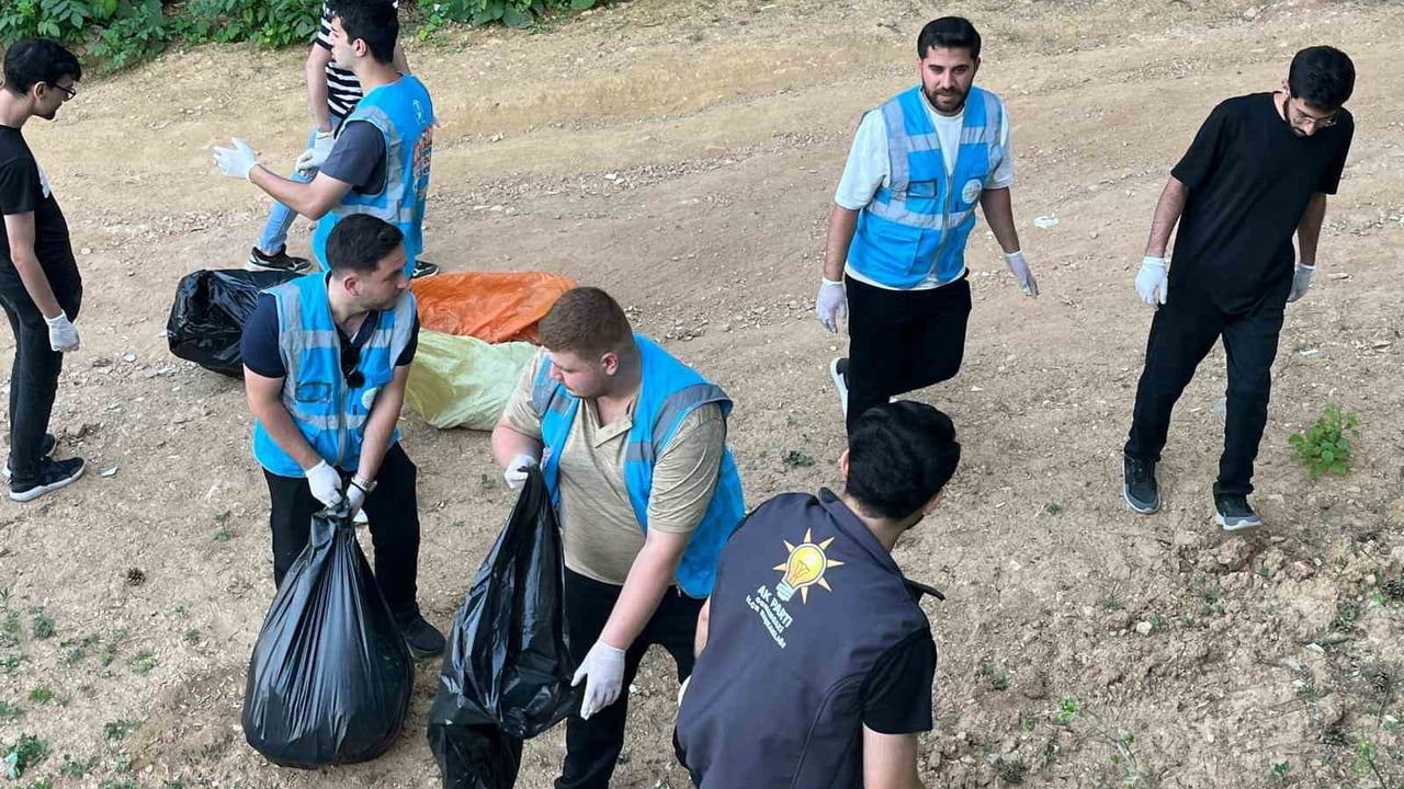Osmangazi'de AK Parti gençlik kolları çevre haftası temizlik etkinliği