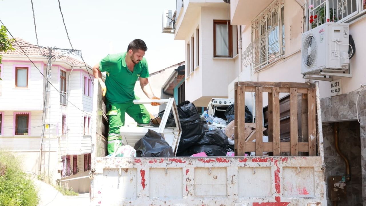 Osmangazi'de çöp ev temizlendi: Tahtakale Mahallesi'nden 20 ton atık çıkarıldı