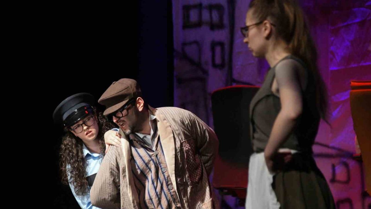 Osmangazi’de gençlerin 'Sidikli Kasabası' performansı ilgi gördü