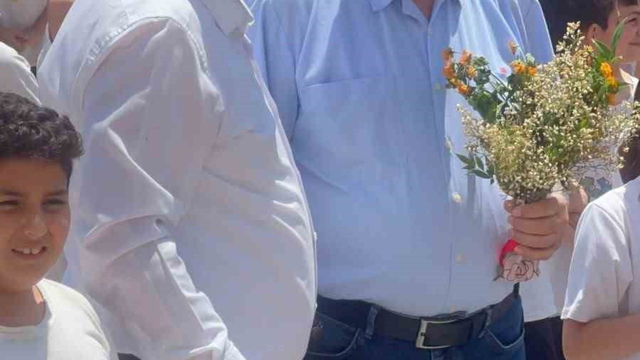Osmaniye’de 44 yıllık sınıf öğretmeni öğrencilerince çiçek ve meşalelerle uğurlandı