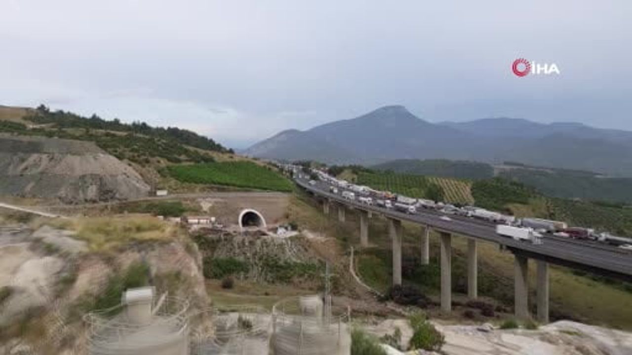 Osmaniye'de 6 ağır tonajlı aracın karıştığı zincirleme kazada 2 kişi yaralandı