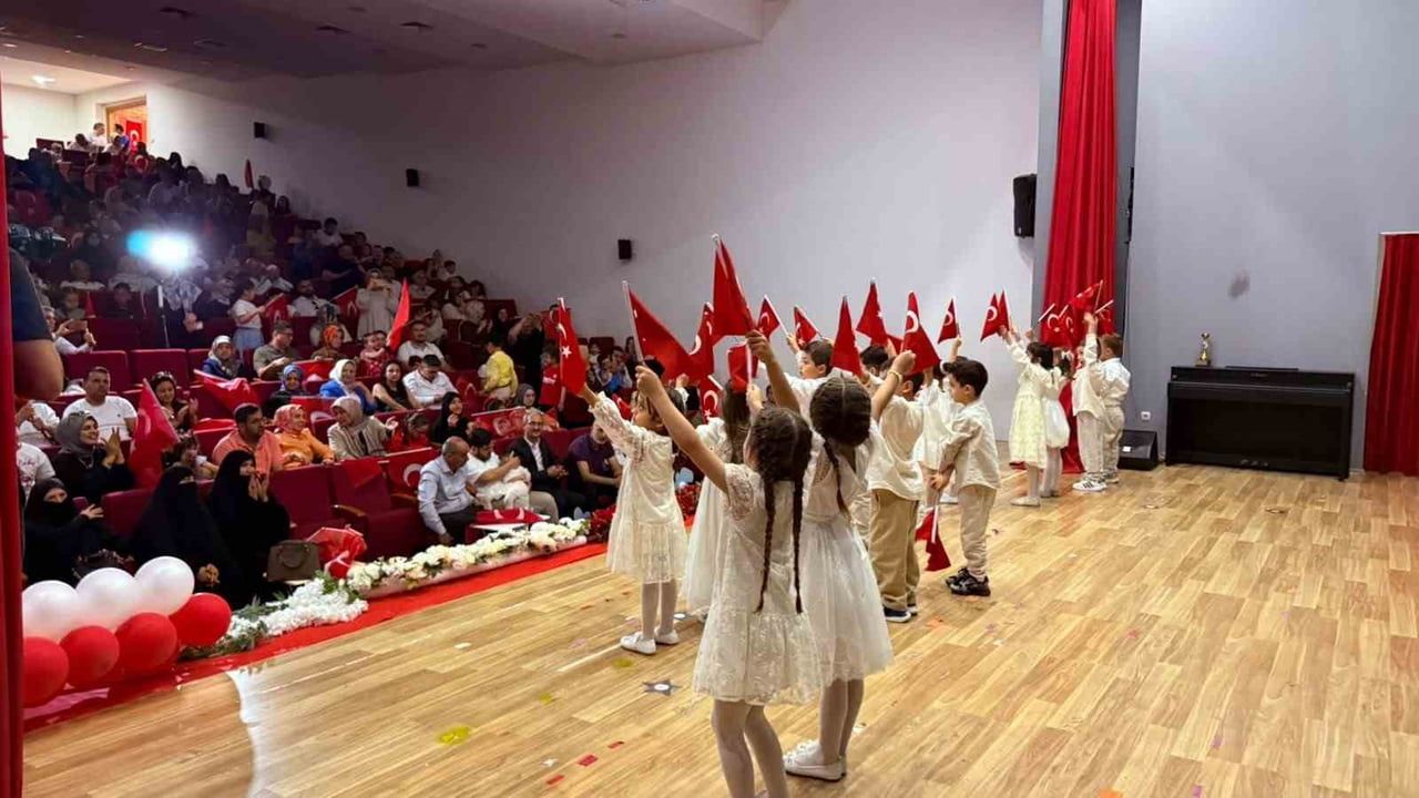 Osmaniye'de anaokulu öğrencileri mezuniyet ve hatim sevincini konvoyla kutladı