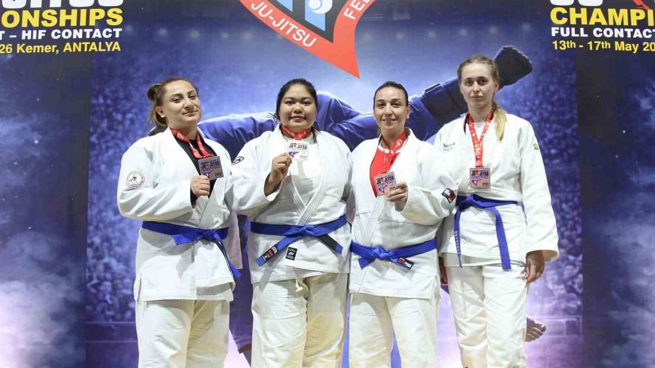 Osmaniye'de anne-kız jujitsu ikilisi Esra Tatlıer ve Erva Sultan Ergen birlikte şampiyonluğa ilerliyor