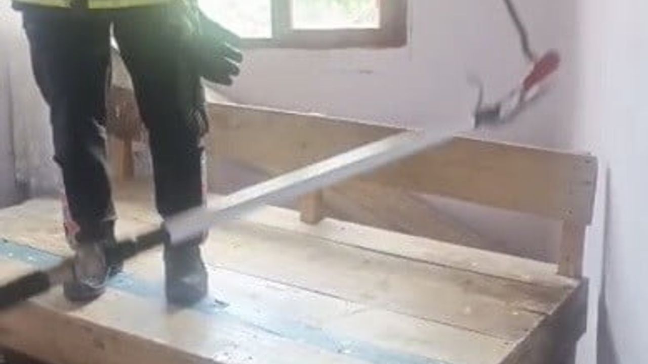 Osmaniye'de evdeki yılan itfaiye ekiplerince halı arasında yakalandı