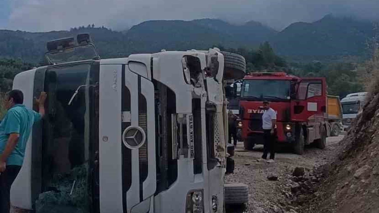 Osmaniye’de kontrolden çıkan tır yamaca çarptı: 1 yaralı
