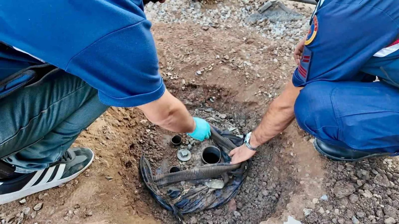 Osmaniye'de toprağa gömülü tankta saklanan da dahil toplam 4.248 litre kaçak akaryakıt ele geçirildi
