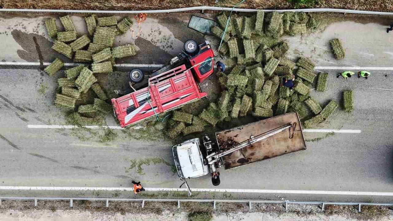 Ot balyası yüklü kamyon devrildi, Ankara istikametinde trafik durdu