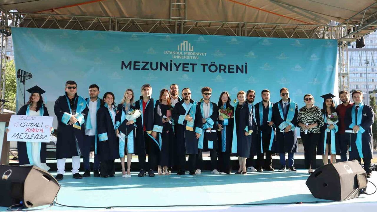 Otizm engel tanımadı: Rabia Aytek Medeniyet Üniversitesi'nden mezun oldu
